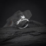 Anillo de compromiso con diamante natural central de .30ct corte brillante con certificación GIA y 8 diamantes naturales laterales elaborado en oro blanco de 14k