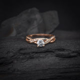 Anillo de compromiso con moissanita de .50ct corte brillante con certificado GRA y 8 diamantes naturales laterales elaborado en oro rosa de 14k