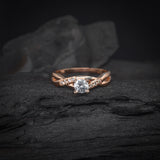 Anillo de compromiso con diamante natural central de .30ct corte brillante con certificación GIA y 8 diamantes naturales laterales elaborado en oro rosa de 14k