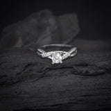 Anillo de compromiso con diamante natural central de .30ct corte brillante con certificación GIA y 8 diamantes naturales laterales elaborado en oro blanco de 14k