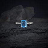 Anillo de compromiso con topacio natural corte esmeralda y 12 diamantes laterales elaborado en plata .970