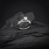Anillo de compromiso con diamante natural central de .30ct corte brillante con certificación GIA y 8 diamantes naturales laterales elaborado en oro blanco de 14k