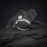 Anillo de compromiso con diamante natural central de .30ct corte brillante con certificación GIA y 8 diamantes naturales laterales elaborado en oro blanco de 14k