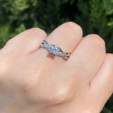 Anillo de compromiso con diamante natural central de .30ct corte brillante con certificación GIA y 8 diamantes naturales laterales elaborado en oro blanco de 14k