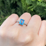 Anillo de compromiso con topacio natural corte esmeralda y 12 diamantes laterales elaborado en plata .970