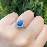 Anillo de compromiso con zafiro natural de 1.5ct corte oval y cristales laterales elaborado en plata .925