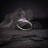 Anillo de compromiso con amatista natural de .20ct corte brillante y 2 cristales elaborado en oro blanco de 10k