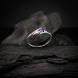 Anillo de compromiso con amatista natural de .20ct corte brillante y 2 cristales elaborado en oro blanco de 10k