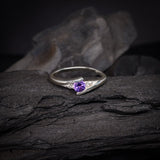 Anillo de compromiso con amatista natural de .20ct corte brillante y 2 cristales elaborado en oro blanco de 10k