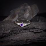 Anillo de compromiso con amatista natural de .20ct corte brillante y 2 cristales elaborado en oro blanco de 10k