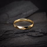 Argolla de matrimonio confort sólida de 3mm con incrustación de .02ct de diamantes naturales elaborada en oro amarillo de 18k