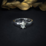 Anillo de compromiso con diamante natural central de .40ct corte gota con certificación GIA elaborado en oro blanco de 14k