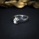 Anillo de compromiso con diamante natural central de .40ct corte gota con certificación GIA elaborado en oro blanco de 14k