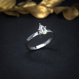 Anillo de compromiso con diamante natural central de .40ct corte gota con certificación GIA elaborado en oro blanco de 14k