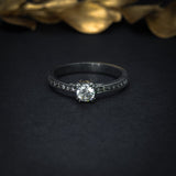 Anillo de compromiso con diamante natural de .30ct corte brillante con certificación GIA y 20 diamantes laterales realizado en oro de 14k