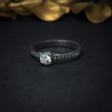 Anillo de compromiso con diamante natural de .30ct corte brillante con certificación GIA y 20 diamantes laterales realizado en oro de 14k