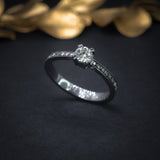 Anillo de compromiso con diamante natural de .30ct corte brillante con certificación GIA y 20 diamantes laterales realizado en oro de 14k