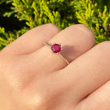 Anillo de compromiso con rubí natural de .50ct corte brillante elaborado en plata .925