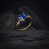 Anillo de compromiso con zafiro natural corte oval y 6 cristales laterales elaborado en oro amarillo de 14 kilates