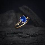 Anillo de compromiso con zafiro natural corte oval y 6 cristales laterales elaborado en oro amarillo de 14 kilates