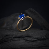 Anillo de compromiso con zafiro natural corte oval y 6 cristales laterales elaborado en oro amarillo de 14 kilates