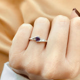 Anillo de compromiso con amatista natural de .20ct corte brillante y 2 cristales elaborado en oro blanco de 10k