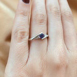 Anillo de compromiso con amatista natural de .20ct corte brillante y 2 cristales elaborado en oro blanco de 10k