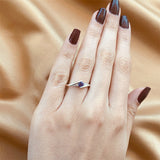 Anillo de compromiso con amatista natural de .20ct corte brillante y 2 cristales elaborado en oro blanco de 10k