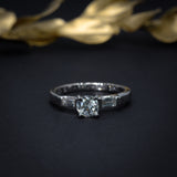 Anillo de compromiso con diamante natural central de .50ct corte brillante con certificación GIA y 2 diamantes naturales de .10ct elaborado en oro blanco de 14k