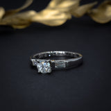 Anillo de compromiso con diamante natural central de .50ct corte brillante con certificación GIA y 2 diamantes naturales de .10ct elaborado en oro blanco de 14k