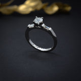 Anillo de compromiso con diamante natural central de .50ct corte brillante con certificación GIA y 2 diamantes naturales de .10ct elaborado en oro blanco de 14k