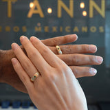 Par de argollas de matrimonio confort sólidas de 6mm con incrustación de esmeralda natural corte princesa elaboradas en oro amarillo de 14k