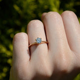 Anillo de compromiso con diamante natural central de .50ct con certificación GIA elaborado en oro amarillo de 18 kilates