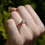 Anillo de compromiso con diamante natural central de .50ct con certificación GIA elaborado en oro amarillo de 18 kilates