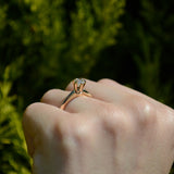 Anillo de compromiso con diamante natural central de .50ct con certificación GIA elaborado en oro amarillo de 18 kilates