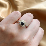 Anillo de compromiso con diamante negro natural central de .50ct corte brillante y .44ct de diamantes naturales laterales oro amarillo de 14k