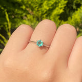 Anillo de compromiso con esmeralda natural de .50ct corte brillante elaborado en plata .925