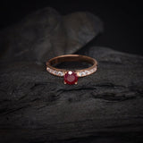 Anillo de compromiso con rubí natural de .50ct corte brillante y 10 diamantes naturales laterales elaborado en oro rosa de 14k