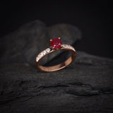 Anillo de compromiso con rubí natural de .50ct corte brillante y 10 diamantes naturales laterales elaborado en oro rosa de 14k