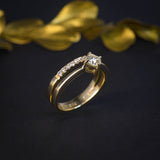 Anillo de compromiso con diamante natural central de .40ct corte brillante con certificación GIA y 13 diamantes naturales laterales elaborado en oro amarillo de 14k