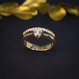 Anillo de compromiso con diamante natural central de .40ct corte brillante con certificación GIA y 13 diamantes naturales laterales elaborado en oro amarillo de 14k