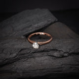 Anillo de compromiso con diamante natural central de .40ct corte brillante con certificación GIA elaborado en oro rosa de 14k