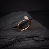 Anillo de compromiso con diamante natural central de .40ct corte brillante con certificación GIA elaborado en oro rosa de 14k