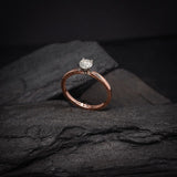 Anillo de compromiso con diamante natural central de .40ct corte brillante con certificación GIA elaborado en oro rosa de 14k