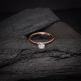 Anillo de compromiso con diamante natural central de .40ct corte brillante con certificación GIA elaborado en oro rosa de 14k
