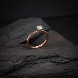 Anillo de compromiso con diamante natural central de .40ct corte brillante con certificación GIA elaborado en oro rosa de 14k