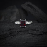 Anillo de compromiso con granate natural corte esmeralda y 12 diamantes laterales elaborado en plata .970