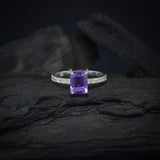 Anillo de compromiso con amatista natural corte esmeralda y 12 diamantes laterales elaborado en plata .970