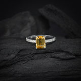 Anillo de compromiso con citrino natural corte esmeralda y 12 diamantes laterales elaborado en plata .970