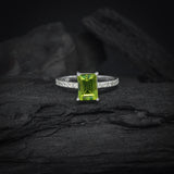 Anillo de compromiso con peridoto natural corte esmeralda y 12 diamantes laterales elaborado en plata .970